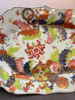 A pair of Chinese famille rose 'pseudo-tobacco leaf' dishes and a saucer, Qianlong — 照片 3