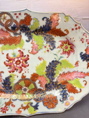 A pair of Chinese famille rose 'pseudo-tobacco leaf' dishes and a saucer, Qianlong — 照片 4