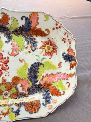 A pair of Chinese famille rose 'pseudo-tobacco leaf' dishes and a saucer, Qianlong — 照片 5