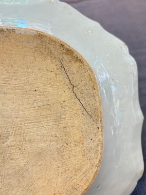 A pair of Chinese famille rose 'pseudo-tobacco leaf' dishes and a saucer, Qianlong — 照片 7