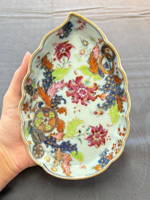 A pair of Chinese famille rose 'pseudo-tobacco leaf' dishes and a saucer, Qianlong — 照片 8
