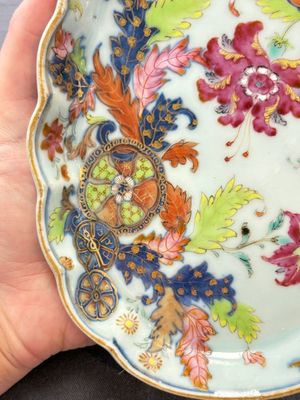 A pair of Chinese famille rose 'pseudo-tobacco leaf' dishes and a saucer, Qianlong — 照片 9