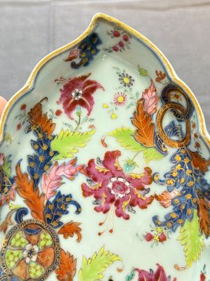 A pair of Chinese famille rose 'pseudo-tobacco leaf' dishes and a saucer, Qianlong — 照片 10