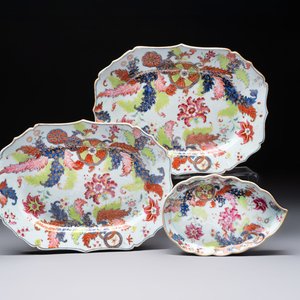 A pair of Chinese famille rose 'pseudo-tobacco leaf' dishes and a saucer, Qianlong — 照片 1