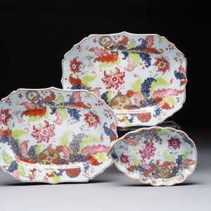 A pair of Chinese famille rose 'pseudo-tobacco leaf' dishes and a saucer, Qianlong — 照片 2