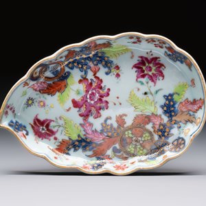 A pair of Chinese famille rose 'pseudo-tobacco leaf' dishes and a saucer, Qianlong — 照片 5