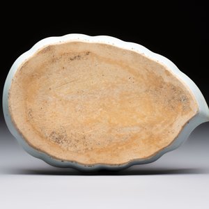 A pair of Chinese famille rose 'pseudo-tobacco leaf' dishes and a saucer, Qianlong — 照片 6