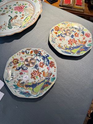 A pair of Chinese famille rose 'pseudo-tobacco leaf' plates, Qianlong — 照片 1