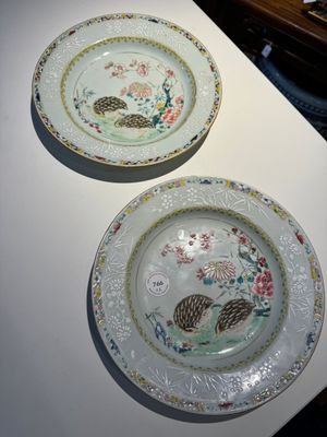 A pair of Chinese famille rose 'quail' plates, Yongzheng — 照片 1