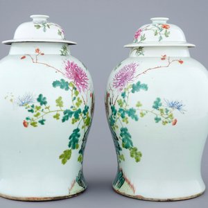 A pair of Chinese famille rose quail vases with covers, 19th C. — photo 4