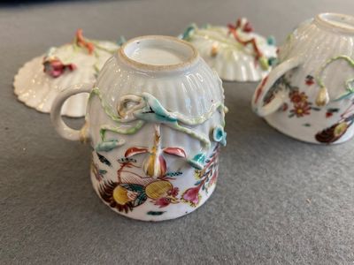 A pair of Chinese famille rose relief-decorated cups and saucers, Yongzheng — 照片 3