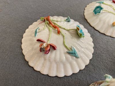 A pair of Chinese famille rose relief-decorated cups and saucers, Yongzheng — 照片 4