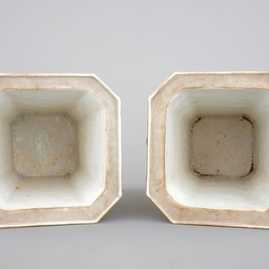 A pair of Chinese famille rose relief-decorated export porcelain bough pots, Qianlong, 18th C. — photo 5