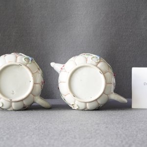 A pair of Chinese famille rose relief-decorated teapots and covers, Yongzheng — 照片 11