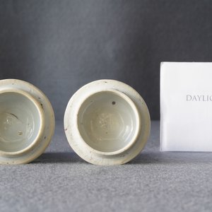 A pair of Chinese famille rose relief-decorated teapots and covers, Yongzheng — 照片 13