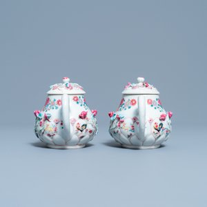 A pair of Chinese famille rose relief-decorated teapots and covers, Yongzheng — 照片 3