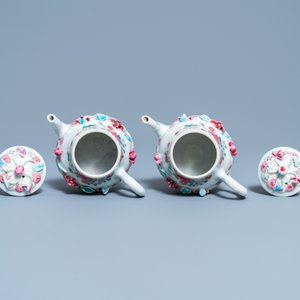 A pair of Chinese famille rose relief-decorated teapots and covers, Yongzheng — 照片 6