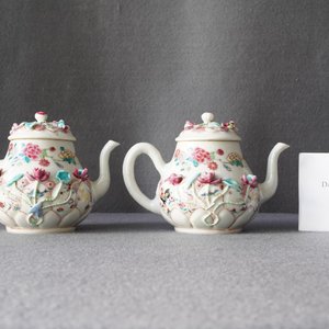 A pair of Chinese famille rose relief-decorated teapots and covers, Yongzheng — 照片 8