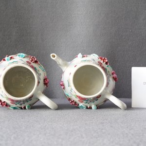 A pair of Chinese famille rose relief-decorated teapots and covers, Yongzheng — 照片 10