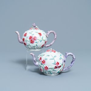 A pair of Chinese famille rose relief-decorated teapots with floral design, Yongzheng — 照片 1
