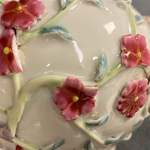 A pair of Chinese famille rose relief-decorated teapots with floral design, Yongzheng — 照片 11