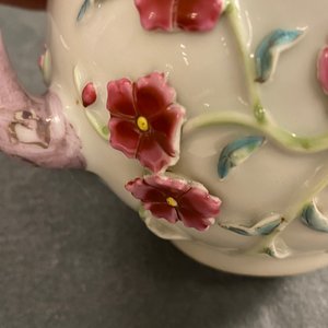 A pair of Chinese famille rose relief-decorated teapots with floral design, Yongzheng — 照片 14
