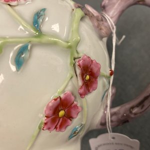 A pair of Chinese famille rose relief-decorated teapots with floral design, Yongzheng — 照片 16