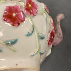 A pair of Chinese famille rose relief-decorated teapots with floral design, Yongzheng — 照片 17