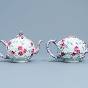 A pair of Chinese famille rose relief-decorated teapots with floral design, Yongzheng — 照片 4