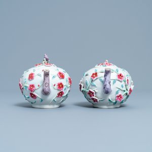 A pair of Chinese famille rose relief-decorated teapots with floral design, Yongzheng — 照片 5