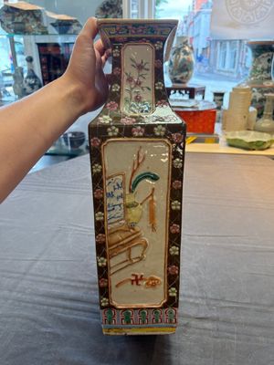 A pair of Chinese famille rose relief-moulded rectangular 'antiquities' vases, 19th C. — foto 2