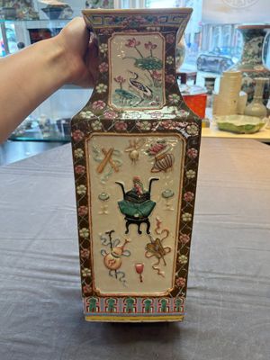 A pair of Chinese famille rose relief-moulded rectangular 'antiquities' vases, 19th C. — foto 3