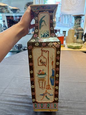 A pair of Chinese famille rose relief-moulded rectangular 'antiquities' vases, 19th C. — foto 4