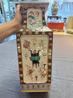A pair of Chinese famille rose relief-moulded rectangular 'antiquities' vases, 19th C. — foto 7