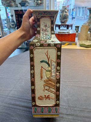A pair of Chinese famille rose relief-moulded rectangular 'antiquities' vases, 19th C. — foto 8
