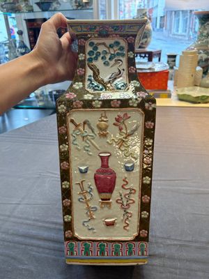 A pair of Chinese famille rose relief-moulded rectangular 'antiquities' vases, 19th C. — foto 9