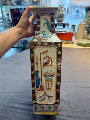 A pair of Chinese famille rose relief-moulded rectangular 'antiquities' vases, 19th C. — foto 10