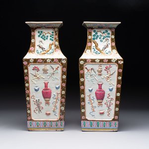 A pair of Chinese famille rose relief-moulded rectangular 'antiquities' vases, 19th C. — foto 1