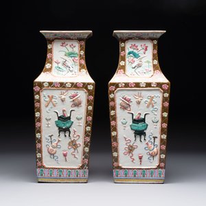 A pair of Chinese famille rose relief-moulded rectangular 'antiquities' vases, 19th C. — foto 3