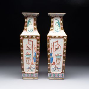 A pair of Chinese famille rose relief-moulded rectangular 'antiquities' vases, 19th C. — foto 4