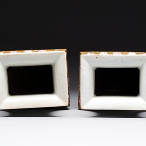 A pair of Chinese famille rose relief-moulded rectangular 'antiquities' vases, 19th C. — foto 5