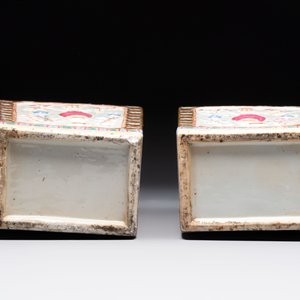 A pair of Chinese famille rose relief-moulded rectangular 'antiquities' vases, 19th C. — foto 6