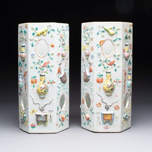 A pair of Chinese famille rose relief-moulded reticulated 'antiquities' hat stands, 19th C. — foto 1