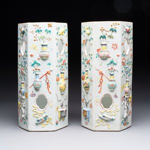 A pair of Chinese famille rose relief-moulded reticulated 'antiquities' hat stands, 19th C. — foto 2