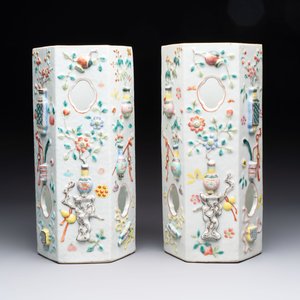 A pair of Chinese famille rose relief-moulded reticulated 'antiquities' hat stands, 19th C. — foto 3