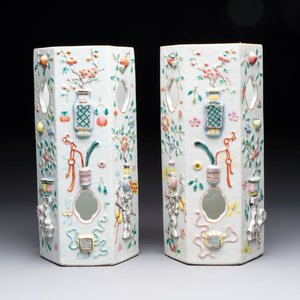A pair of Chinese famille rose relief-moulded reticulated 'antiquities' hat stands, 19th C. — foto 4