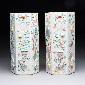 A pair of Chinese famille rose relief-moulded reticulated 'antiquities' hat stands, 19th C. — foto 5