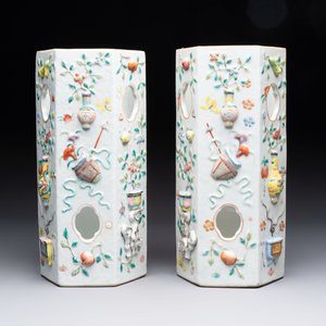 A pair of Chinese famille rose relief-moulded reticulated 'antiquities' hat stands, 19th C. — foto 6