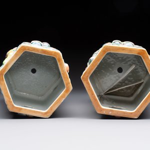 A pair of Chinese famille rose relief-moulded reticulated 'antiquities' hat stands, 19th C. — foto 7