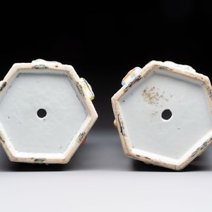 A pair of Chinese famille rose relief-moulded reticulated 'antiquities' hat stands, 19th C. — foto 8